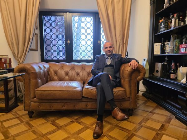 Eduard Petrescu, expert în poziționare vizuală B2B, explică de ce steagurile direcționale Ekogroup sunt cheia pentru brand awareness local
